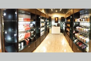 Bethel Shopfitting World specialize in custom design glass and MDF displays, can be in cabinets, showcases, counters, display racks with slat walls. The possibility is endless.
Please contact us if you required Custom Made shopfitting displays.